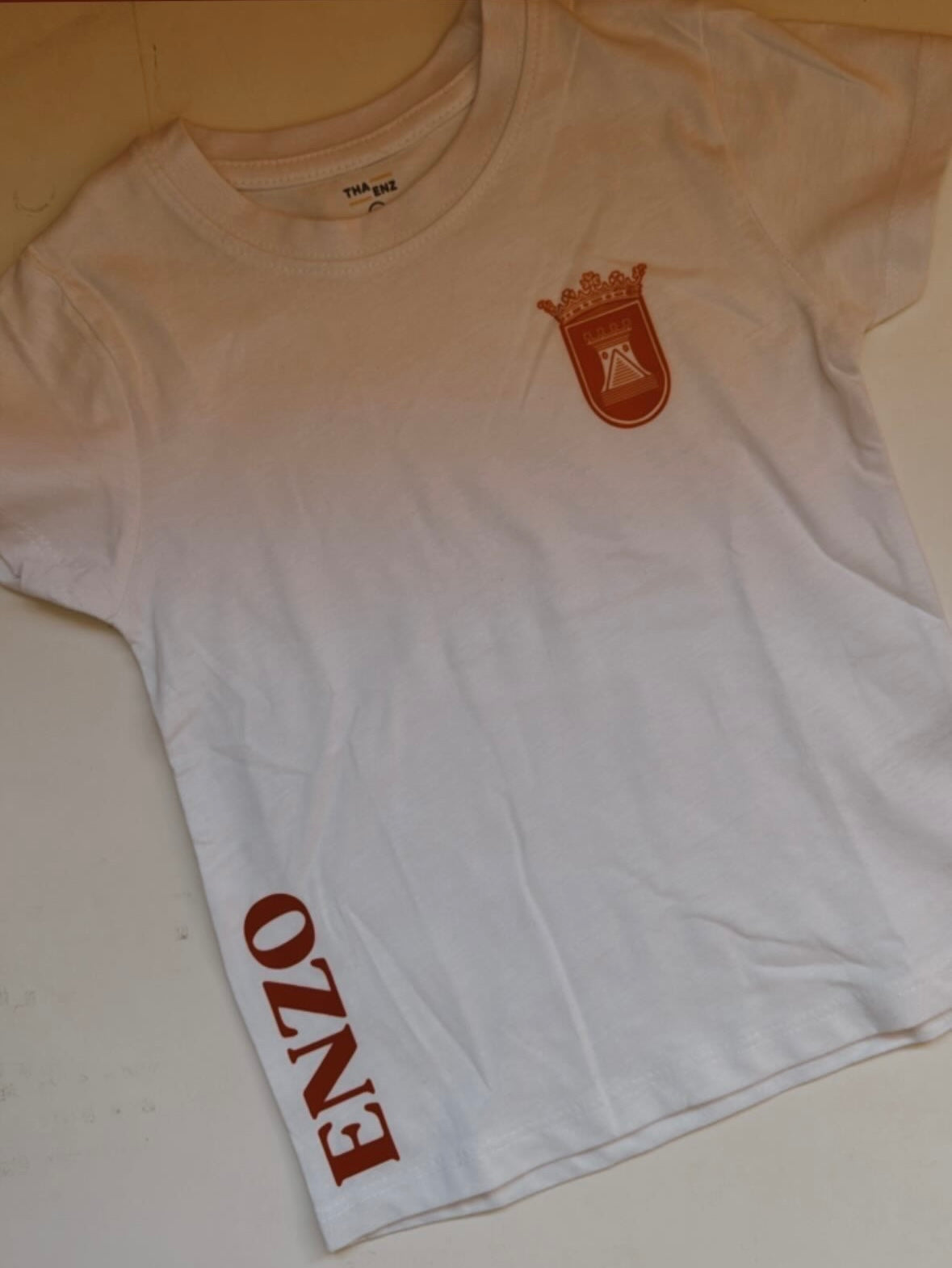 Camiseta con escudo