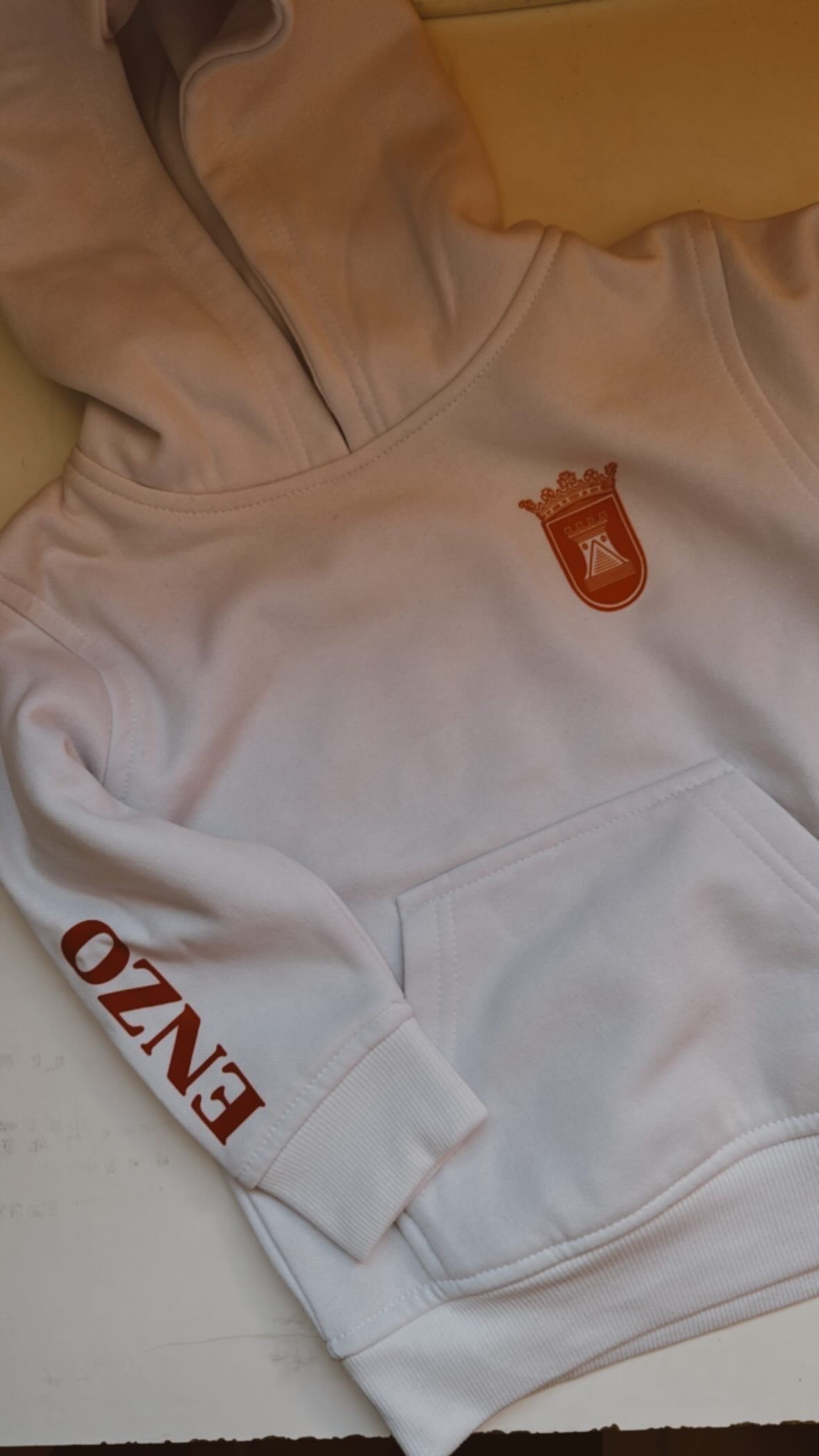 Sudadera con escudo
