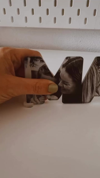 Palabra MAMÁ con fotos personalizada en metacrilato